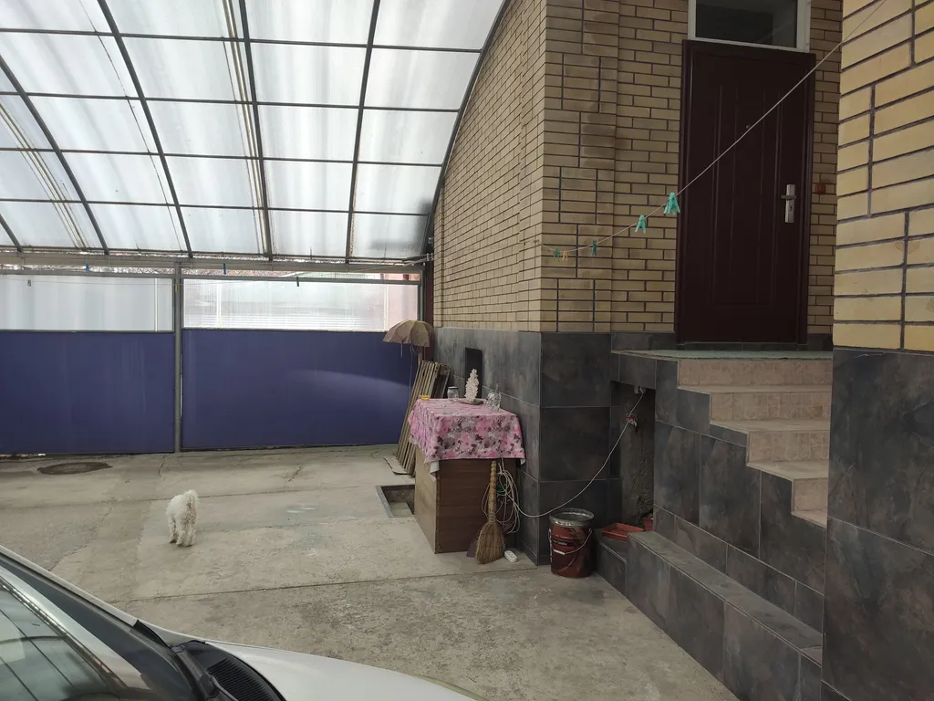 Дом в спальном районе