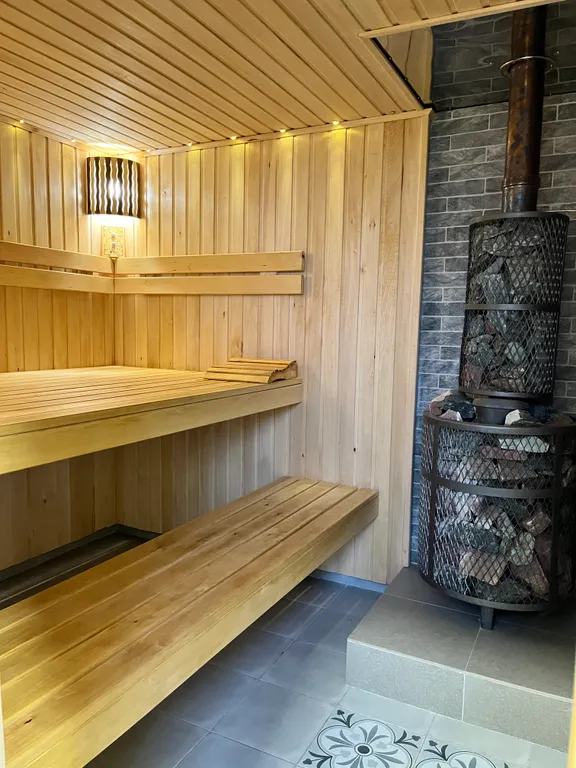 Уютный дом у моря с террасой, баней и теплым бассейном