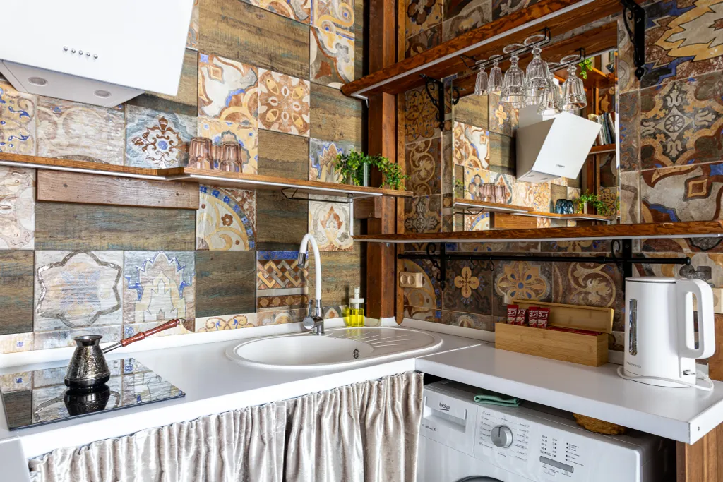 Романтическая студия с камином и балконом в старинном особняке