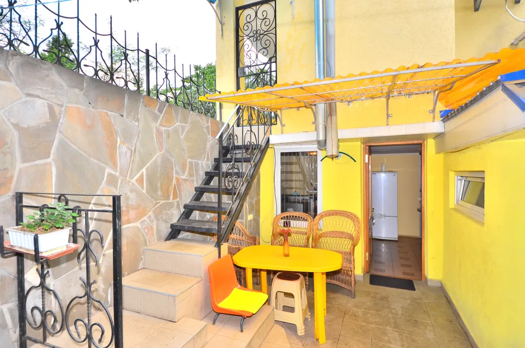 Коттедж Дом в Ялте,с двором,мангалом, рядом с пляжем. — Ялта