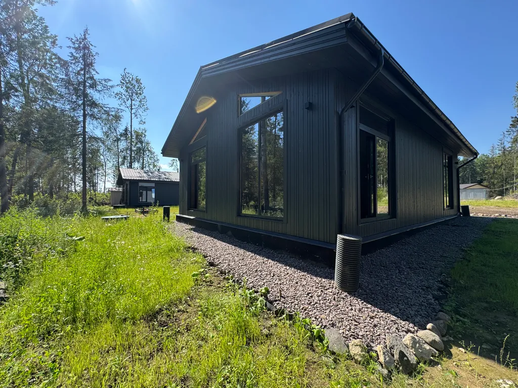 Уютный дом у озера, в 50 километрах от Петербурга, с мангалом, Wi-Fi