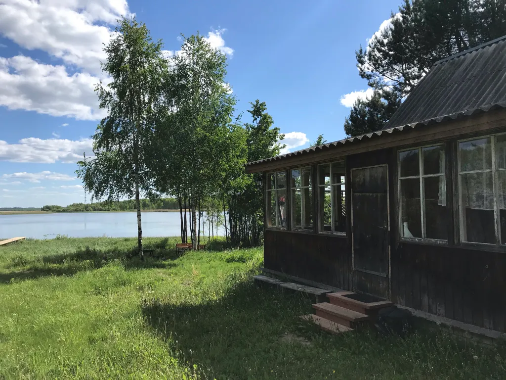 Дом у воды с большим участком на озере Селигер