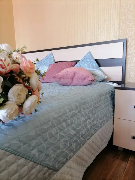 В самом центре города уютная двух комнатная квартира.