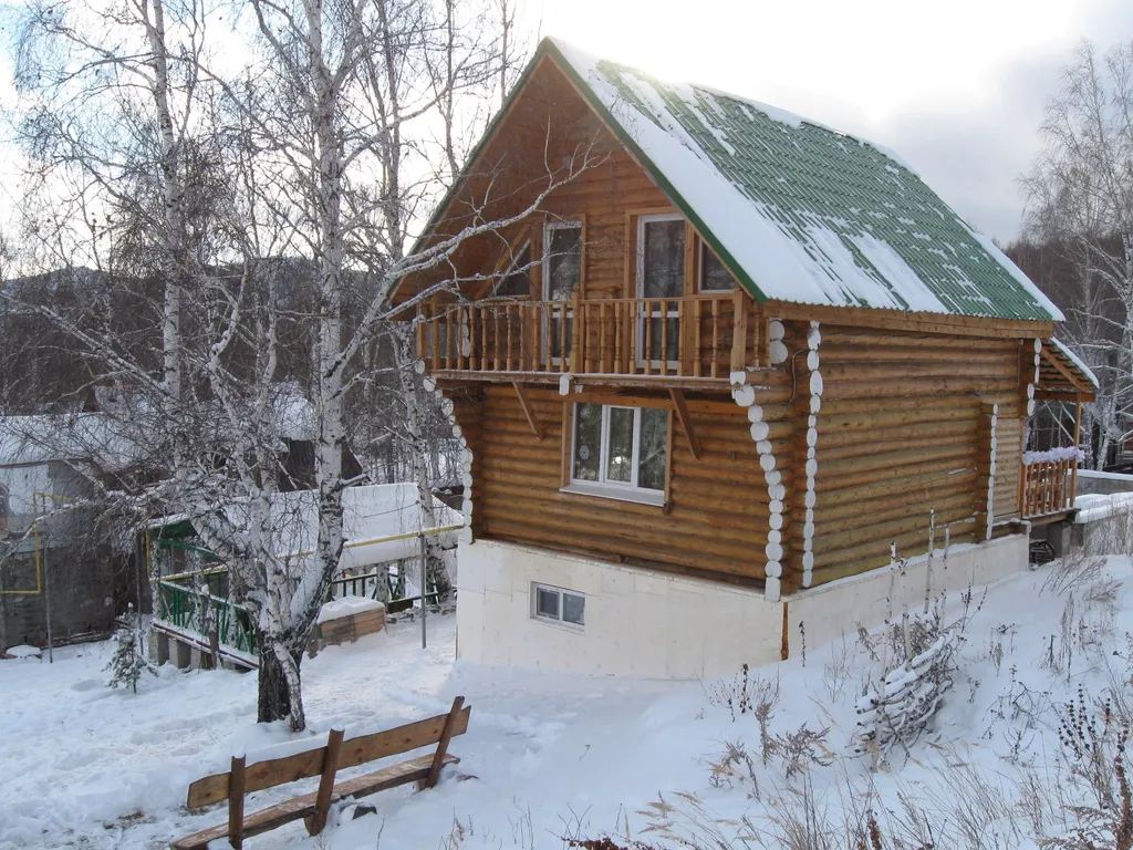 Теремок в горах бревенчатый дом и баня