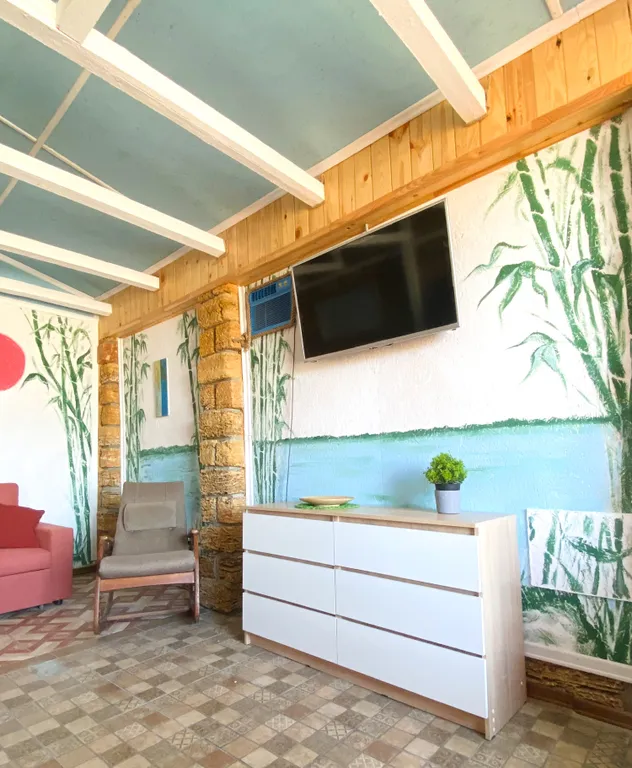 Дом с подогреваем бассейном, зоной отдыха в самом центре Новороссийска