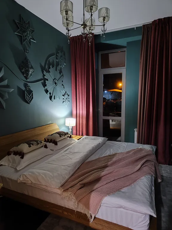 Трёхкомнатная квартира с элементами колониального стиля у подъемника