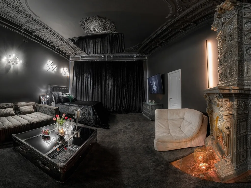 Черная комната с черными зеркалами и дизайнеским освещением