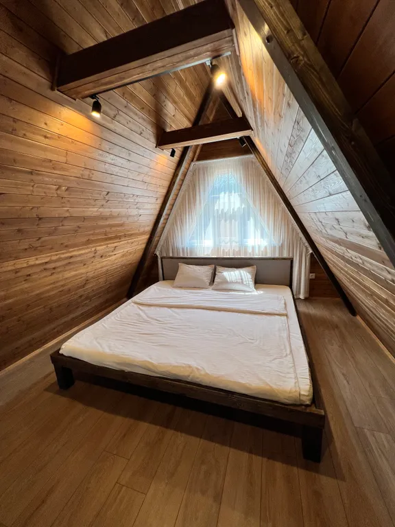 А-фрейм с бассейном и видом на озеро