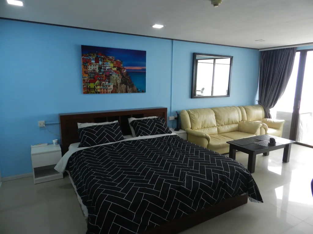 Студия с фронтальным видом на море