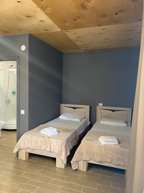 Дом на берегу реки с бассейном и видом