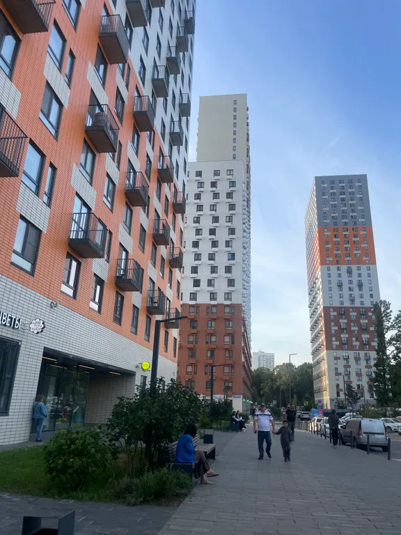 Хороший вид, парк и метро в шаговой доступности.