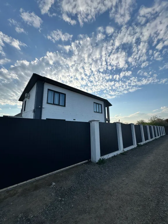 Коттедж Просторный тёплый дом с верандой и гриль столом — Елизаветинская