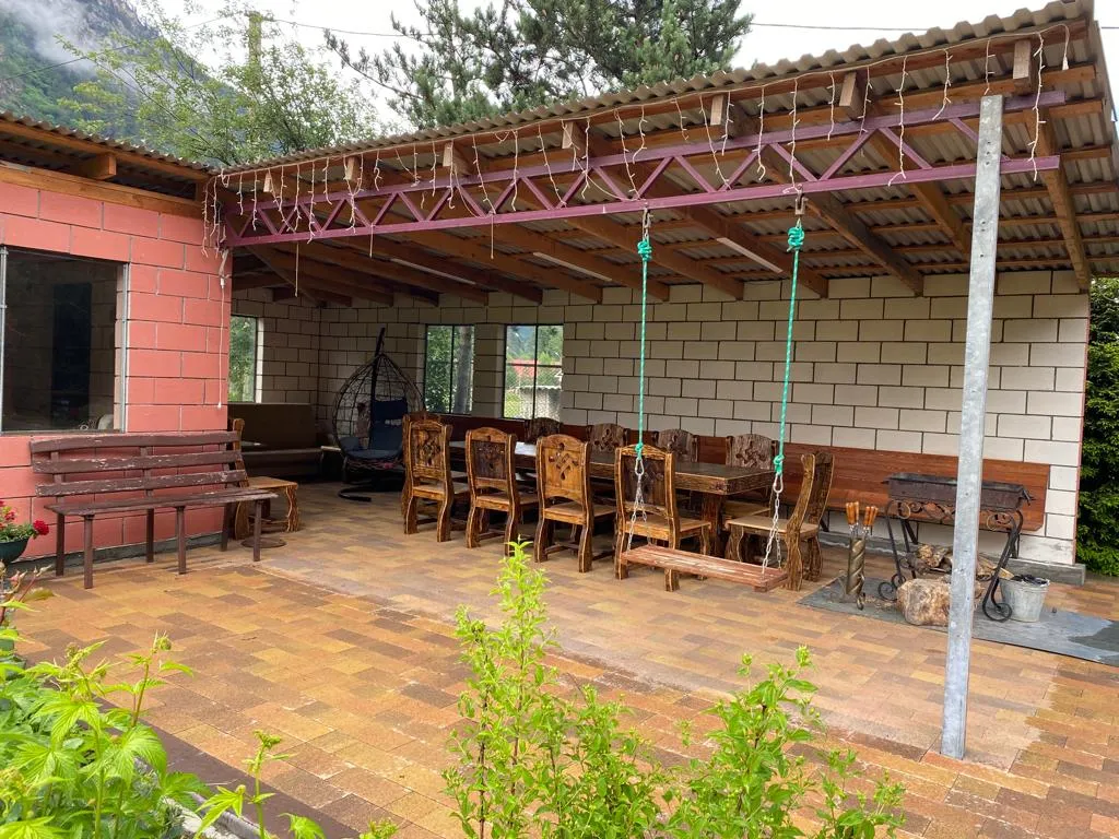 Веранда в окружении величественных гор