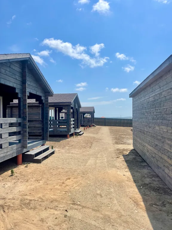 Новый деревянный домик у моря