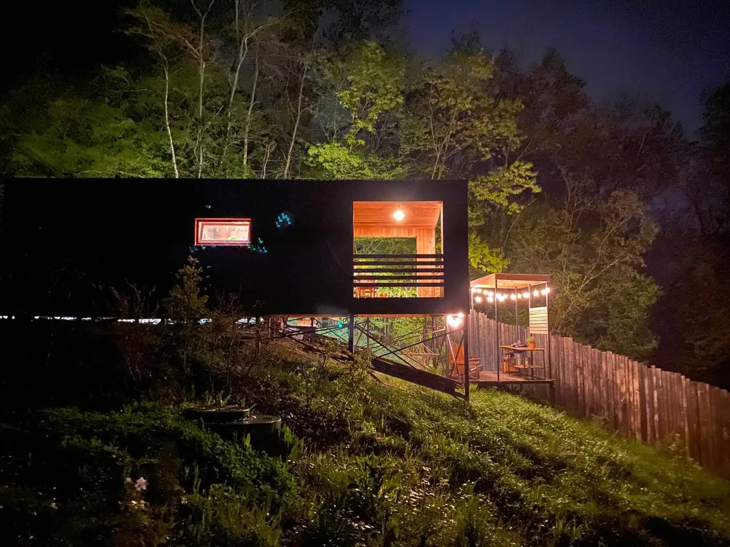 Дом на краю леса с видом на горы