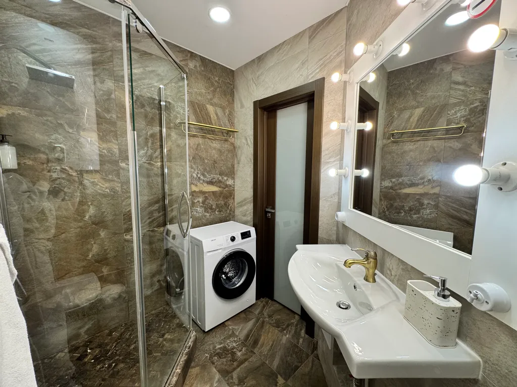 Студия Америка с кинотеатром, террасой и кухней