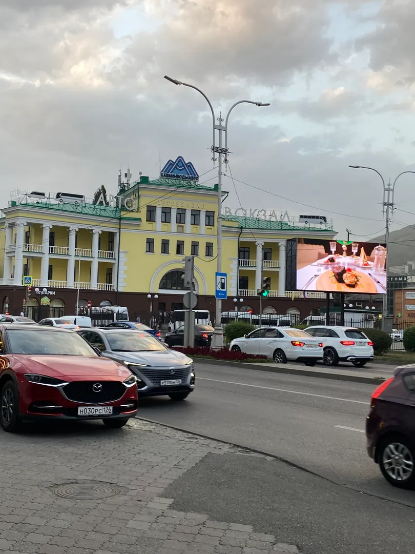 Находится напротив автовокзала 