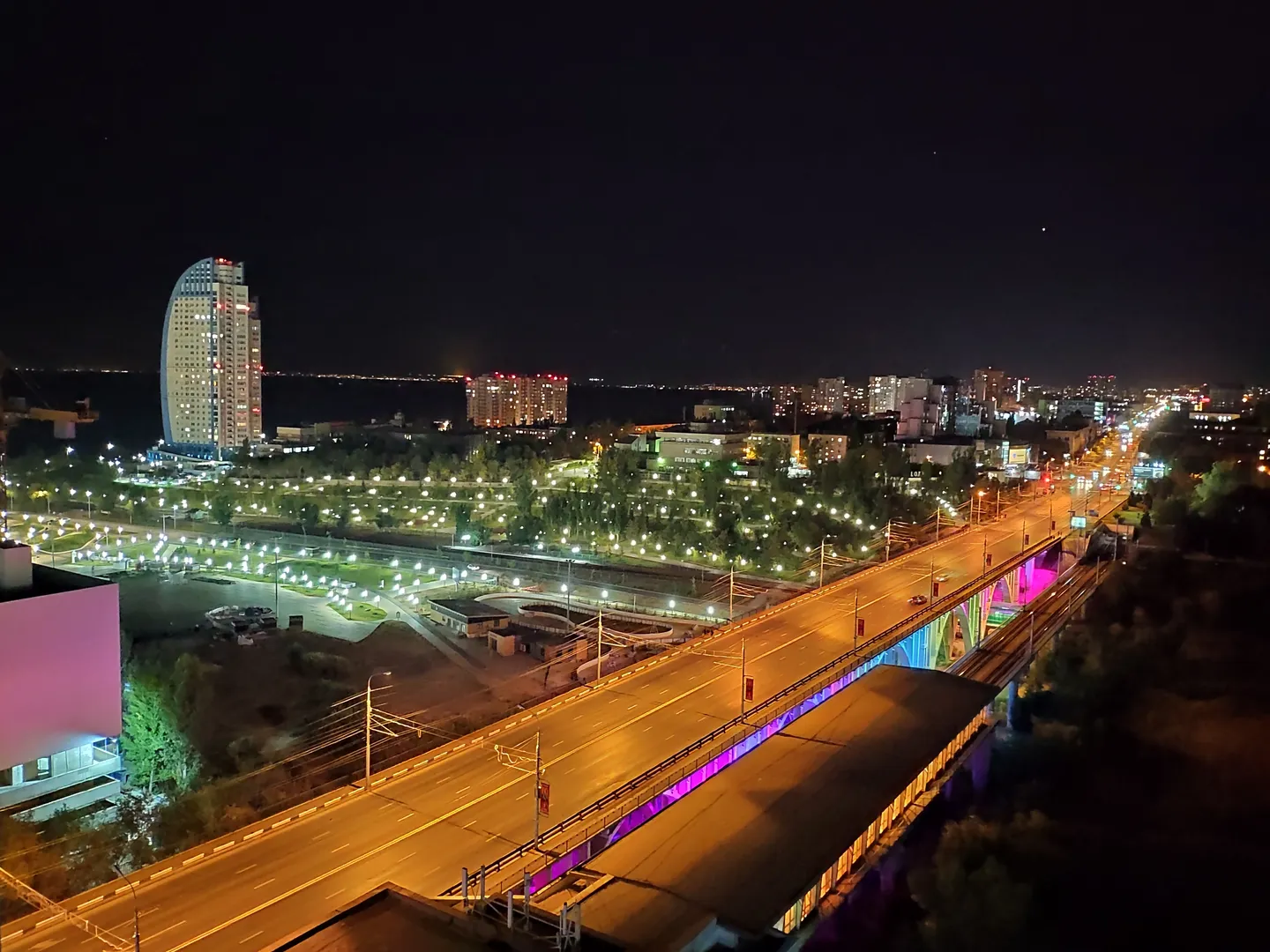 Ночь. Астраханский мост. Парк "Раздолье" в пойме реки Царица. Вид из окна.