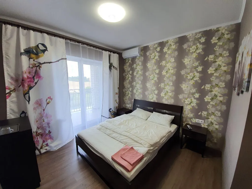 Двухместный номер Стандарт с панорамными окнами и выходом на балкон