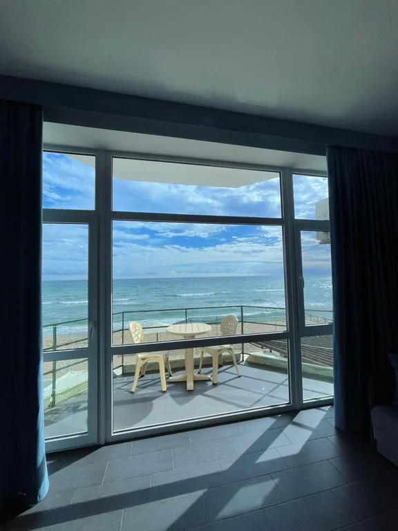 Эллинг на берегу моря