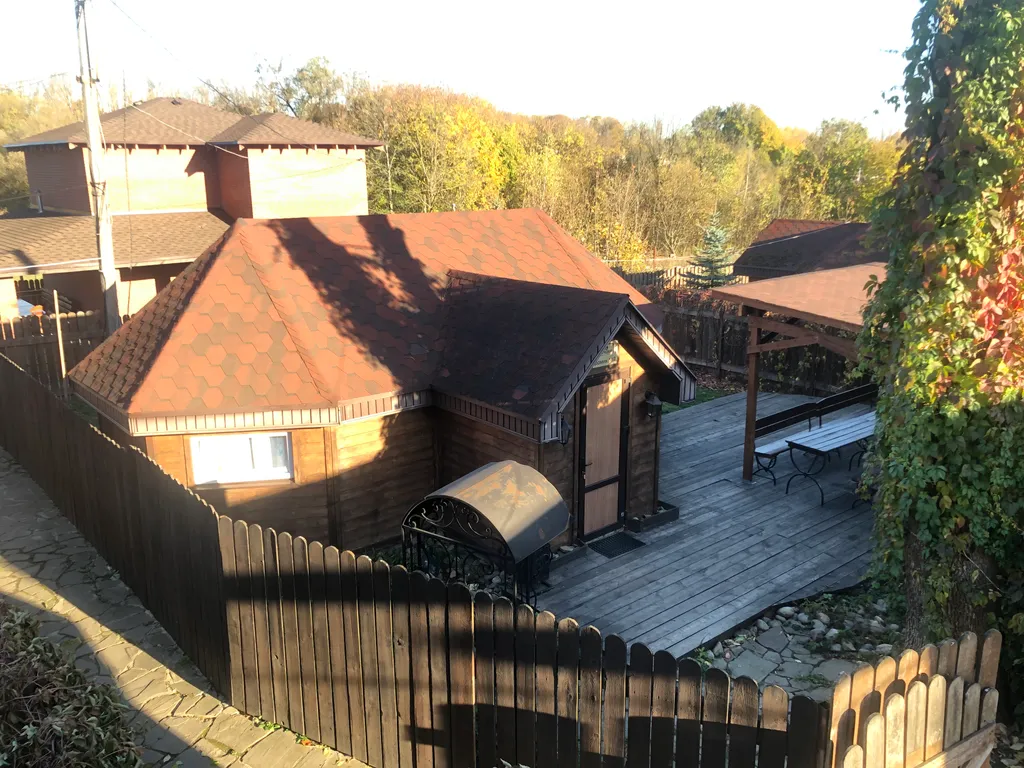 Уютный загородный дом с зоной барбекю и приватной территорией