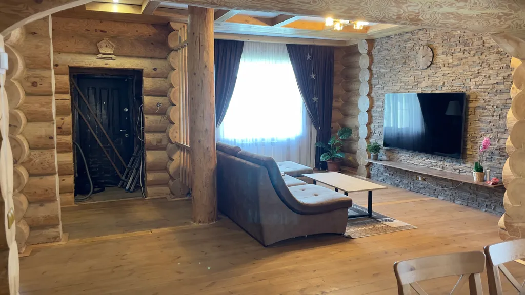 Загородный дом в лесу у реки