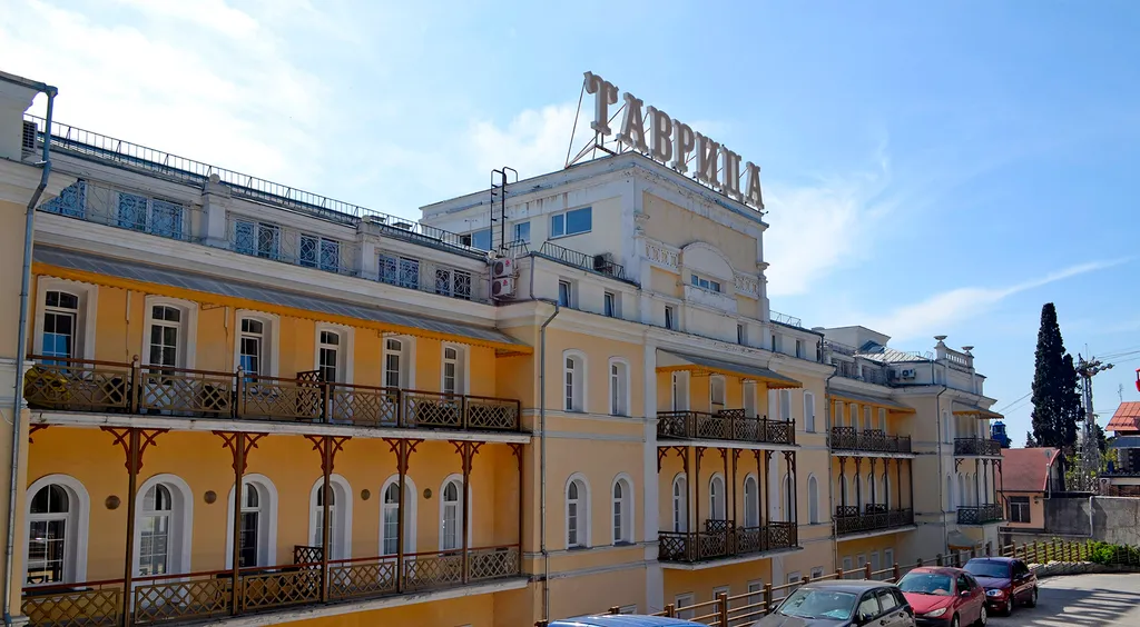 Номер в центре Ялты в 100 метрах от моря в историческом здании 1875 года