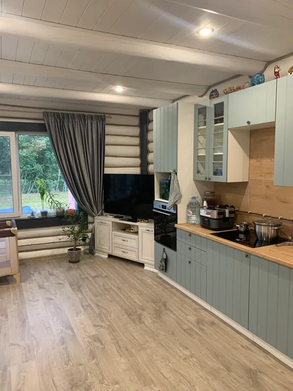 Уютный дом на берегу реки