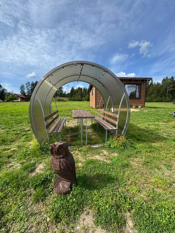 Домик в живописном месте на берегу