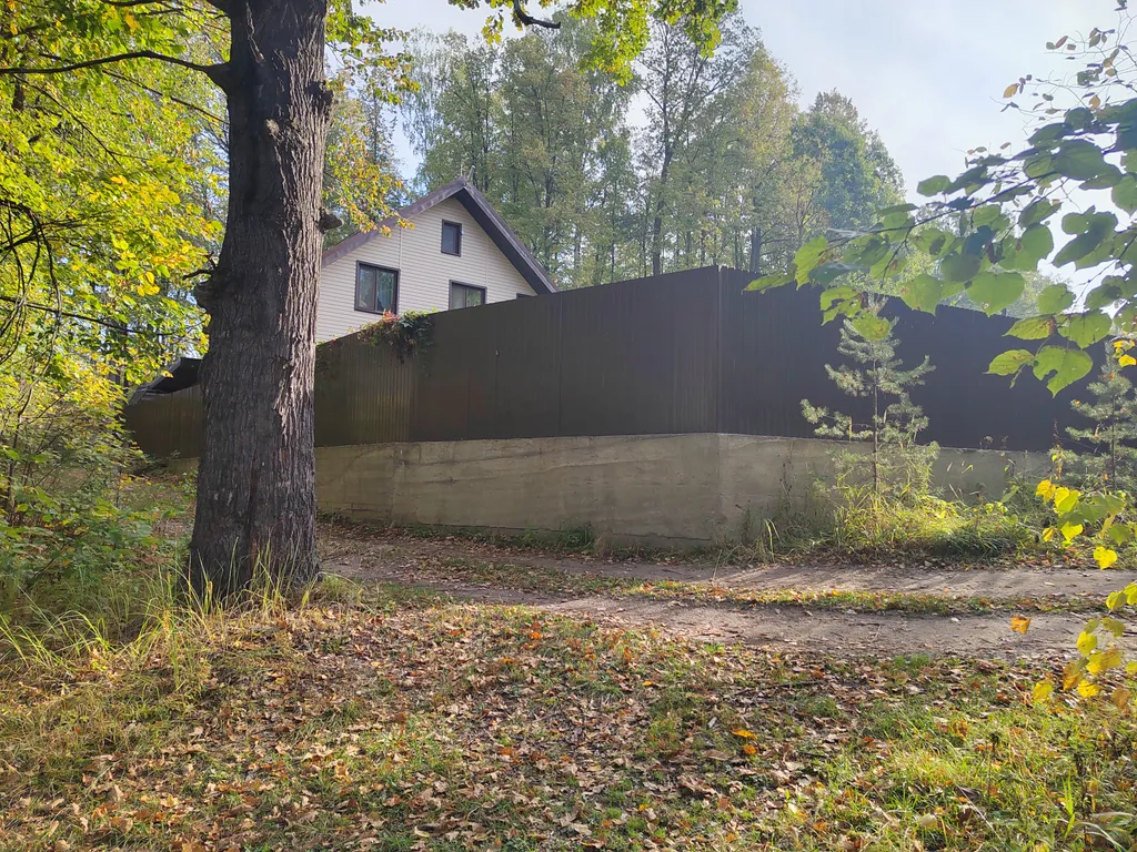 Дом в лесу у залива