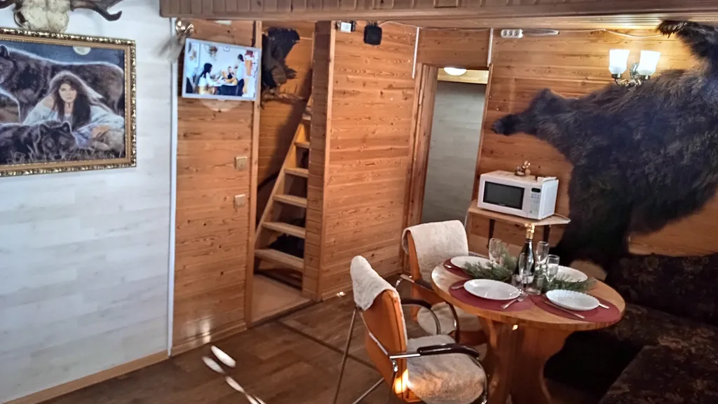 Охотничий дом с медведем на Ладоге