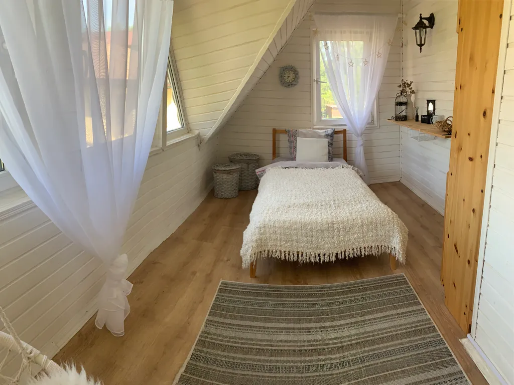 Дом на берегу озера с собственной конюшней