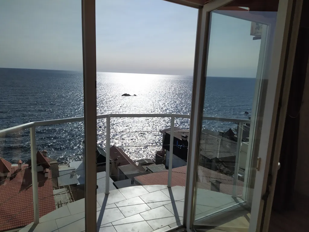 Комната с видом на море