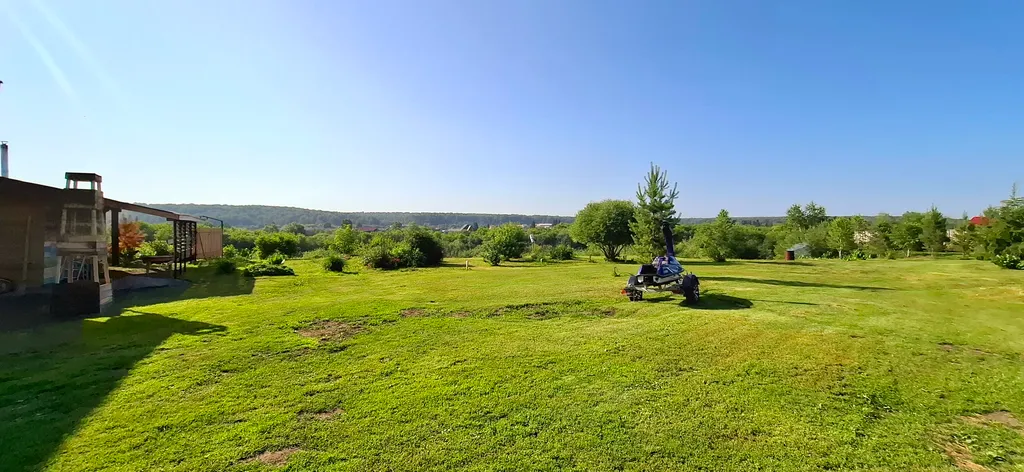 Дом с кораблем на берегу реки