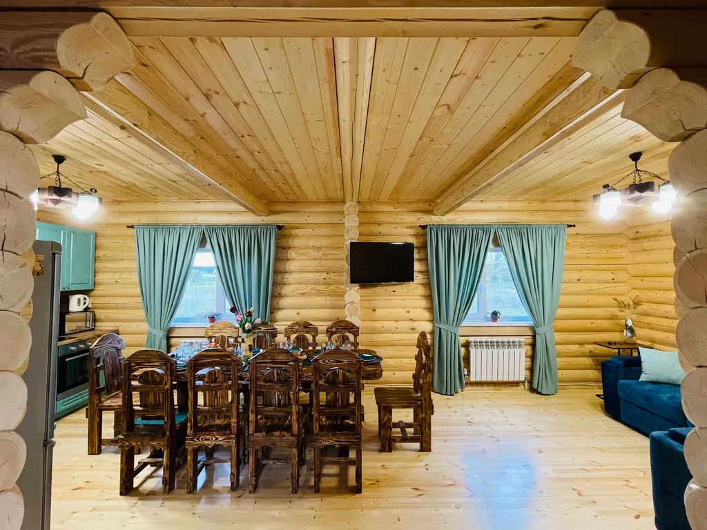 Бревенчатый 2-х этажный коттедж