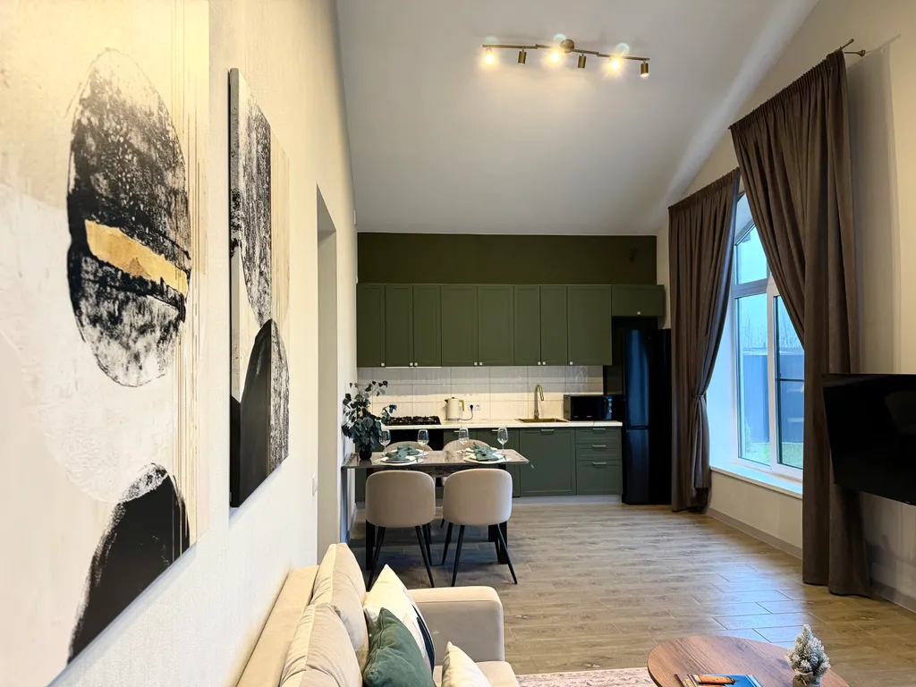 Уютный дом с панорамными окнами рядом с озером