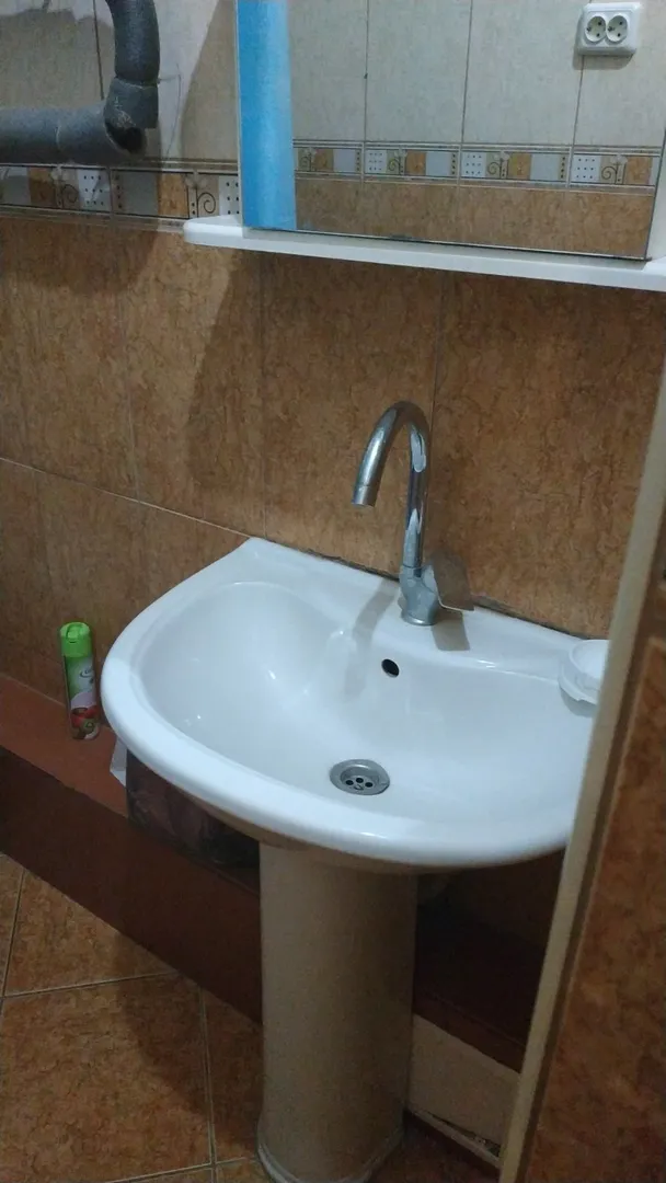 умывальник, горячая вода постоянна