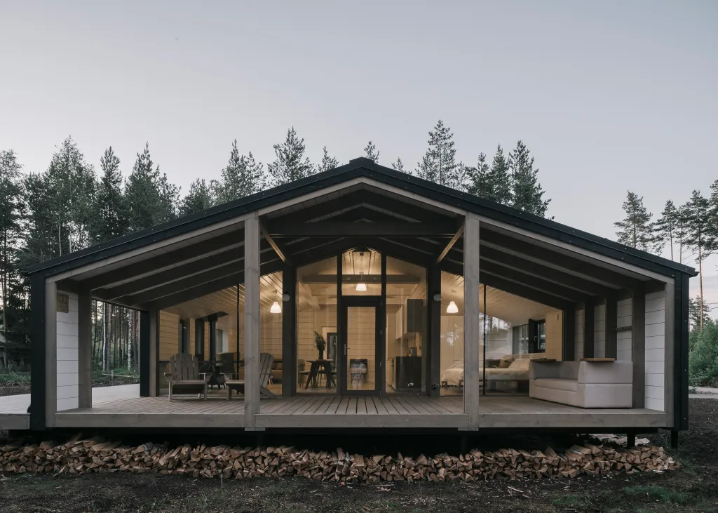 Загородный дом с просторной террасой и баней