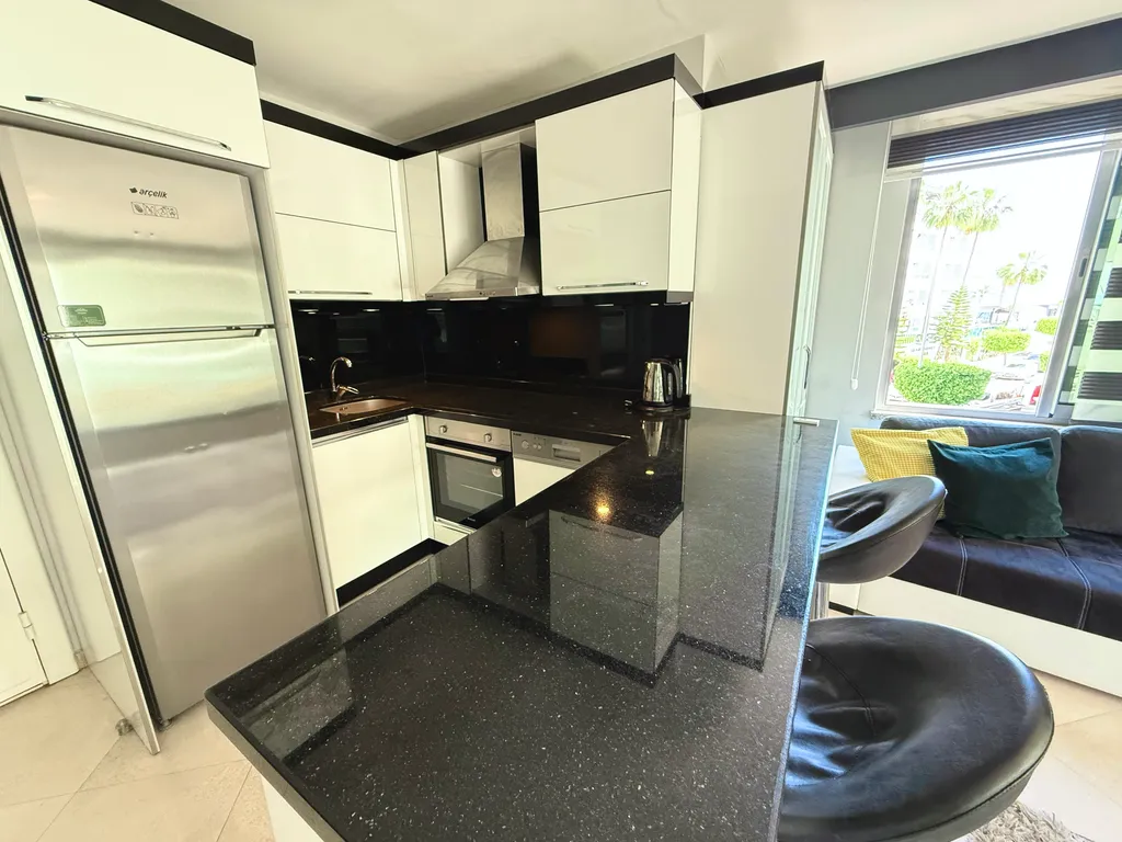 Sea View 2BD Flat 50m to the Beach