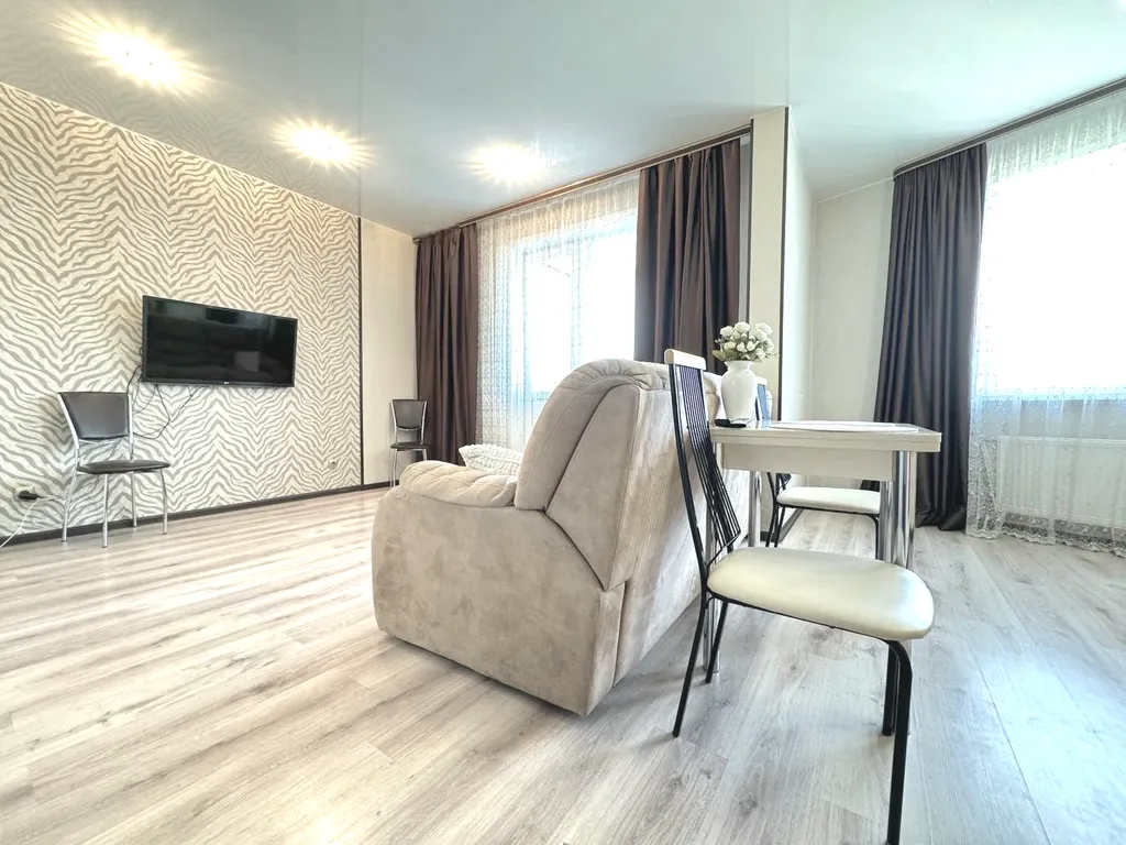 2-комнатная квартира с балконом и видом на реку рядом с Кузбасс-Арена