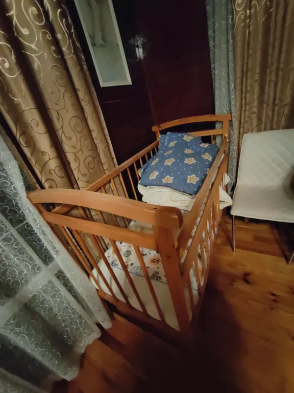 Деревянный коттедж с озером в горах