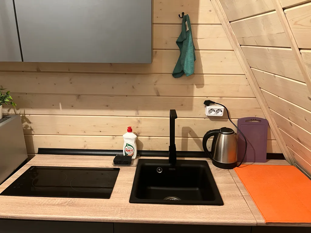 Уютный домик на берегу реки с горячим чаном