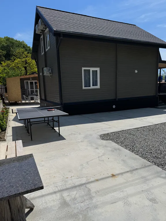 Уютный дом у реки