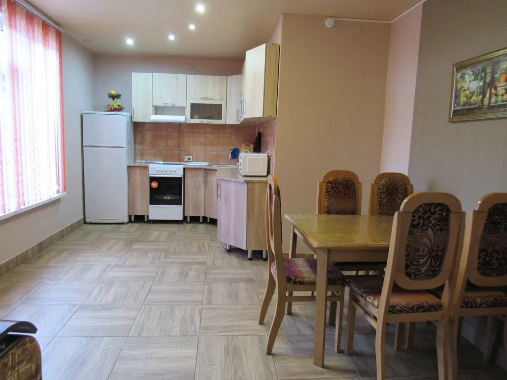 Уютный номер со светлой кухней и беседкой