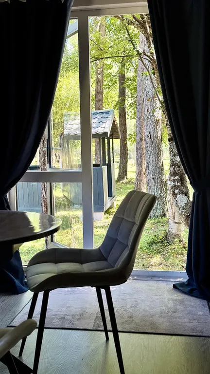 Шале на берегу реки, с беседкой