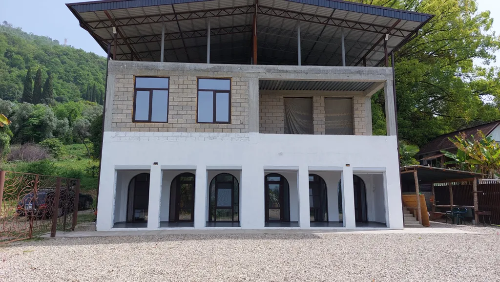 Просторный дом с большим двором в центре