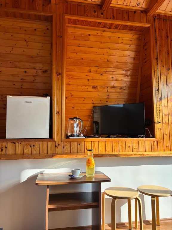 Уютная мансарда с видом на двор и сад