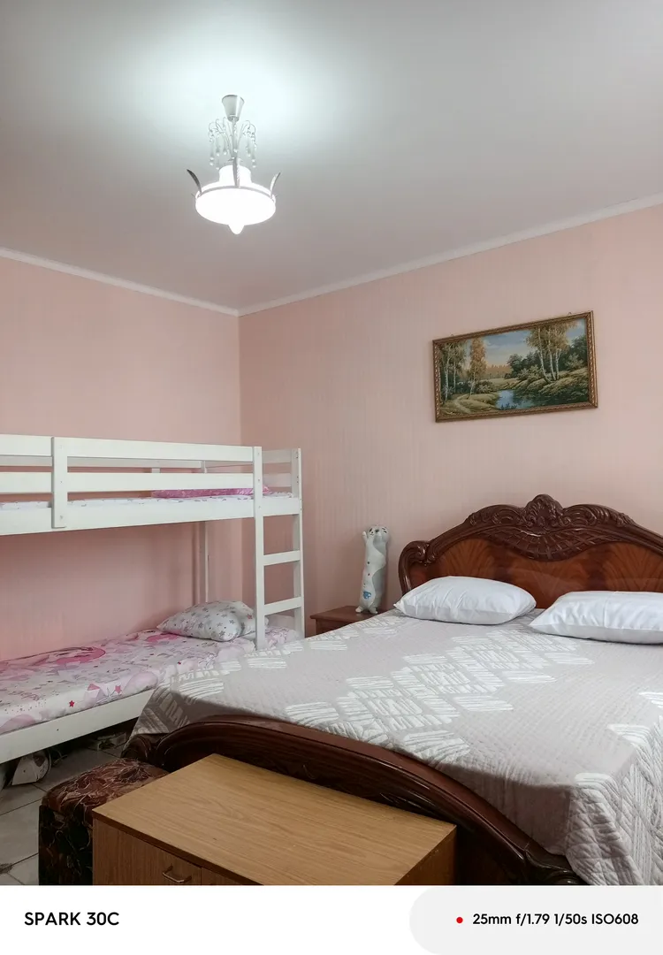 Тоже комната с большой кроватью и двухъярусной детской кроватью