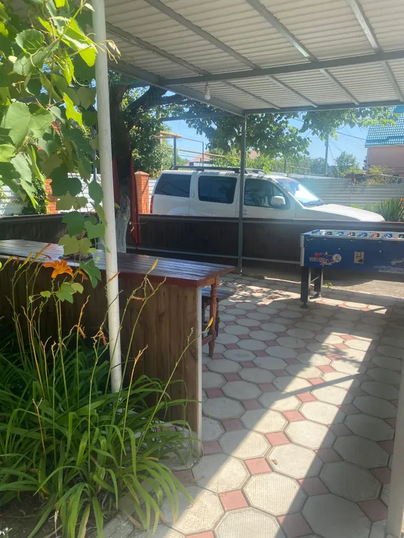 С бассейном рядом с морем