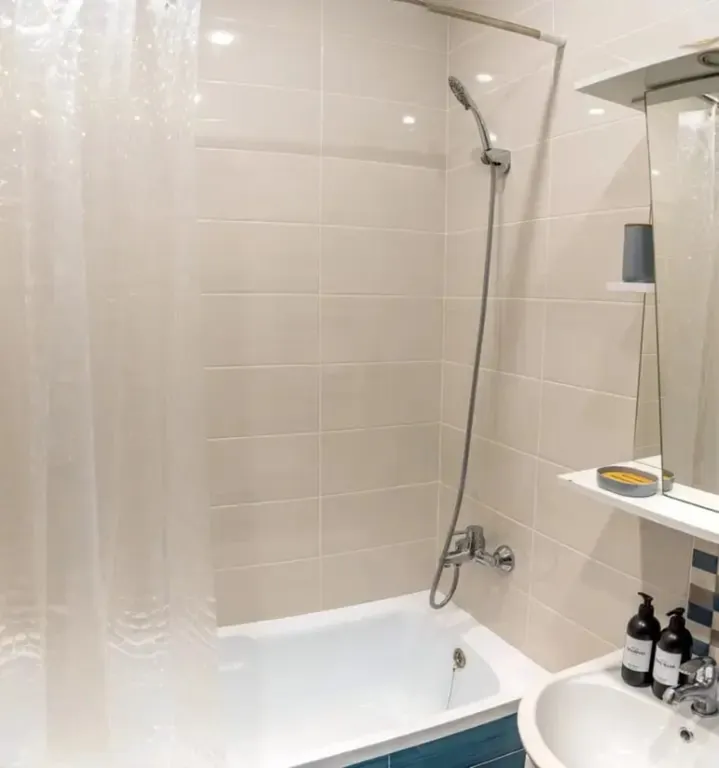 Уютная студия в скандинавском стиле с видом на лес